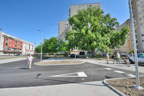 17 új parkolóhely a Cserepes közben – ősszel fasort telepítenek köré